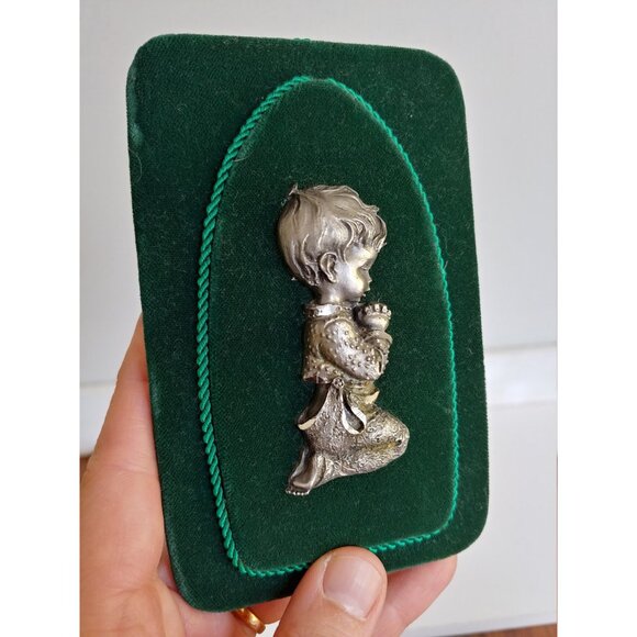 1960s praying children, Italian pewter on emerald green velvet - Picture 3 of 10